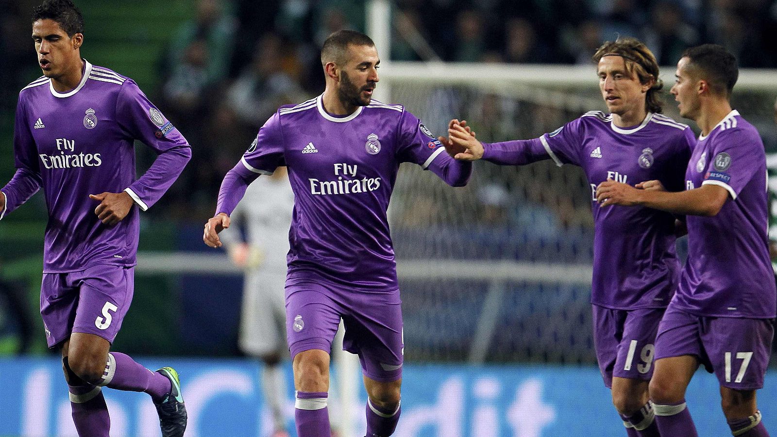 Benzema celebra con sus compañeros el segundo gol