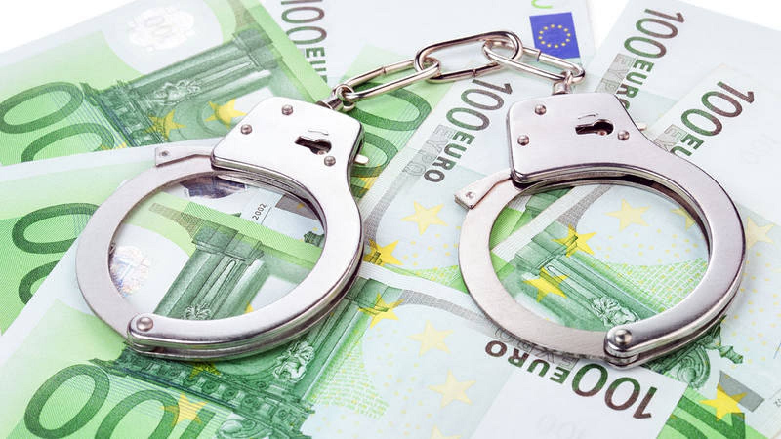 Unas esposas sobre un montón de billetes de cien euros