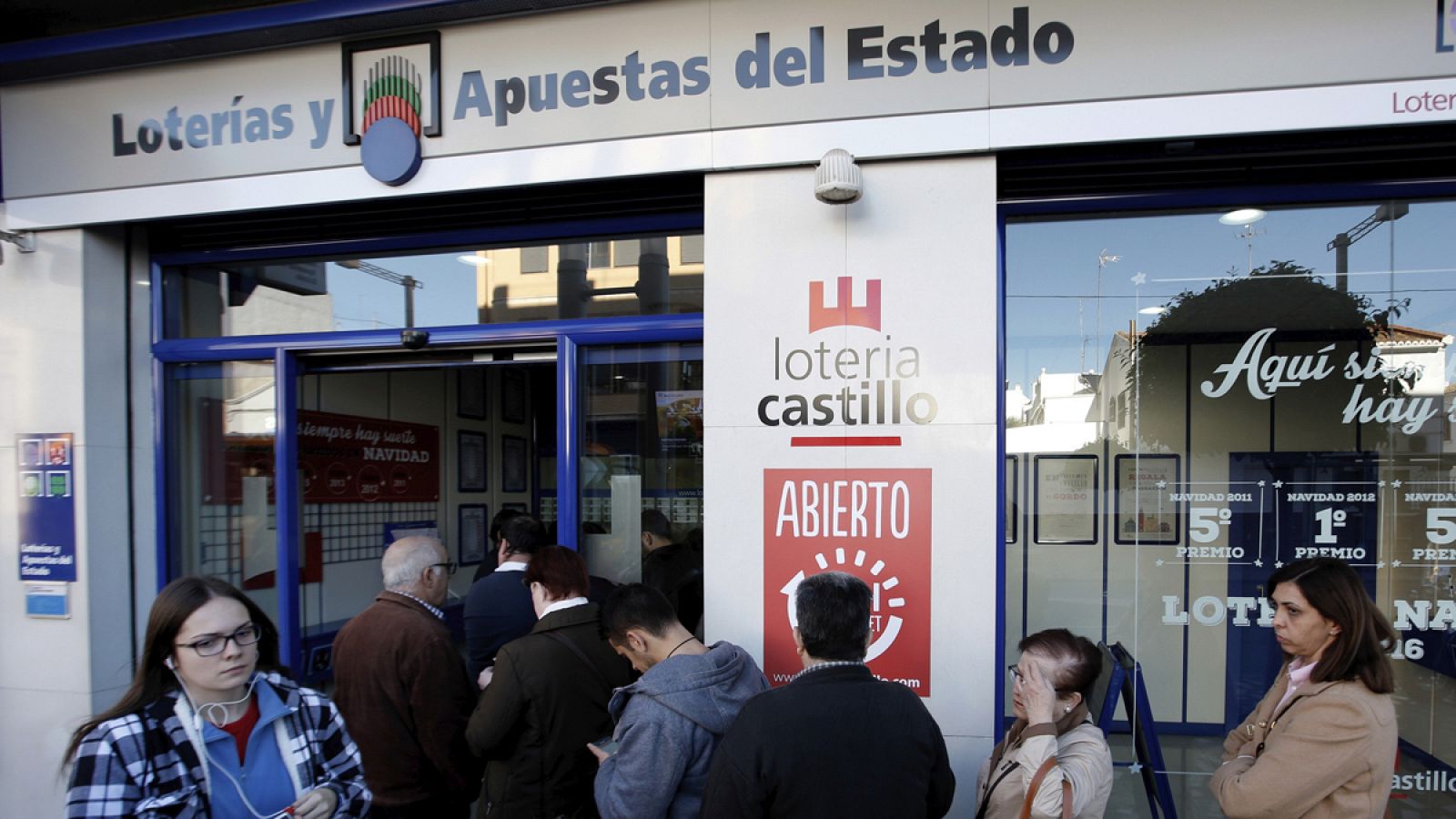 Compradores en una administración de lotería valenciana en Alacuás