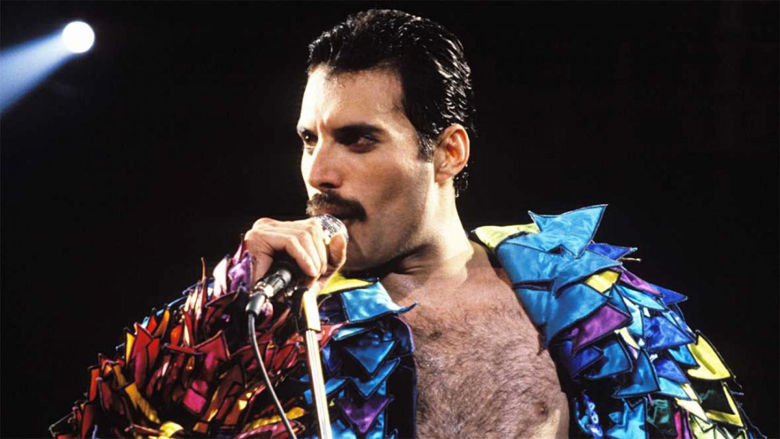 Freddie Mercury cantando en una actuación