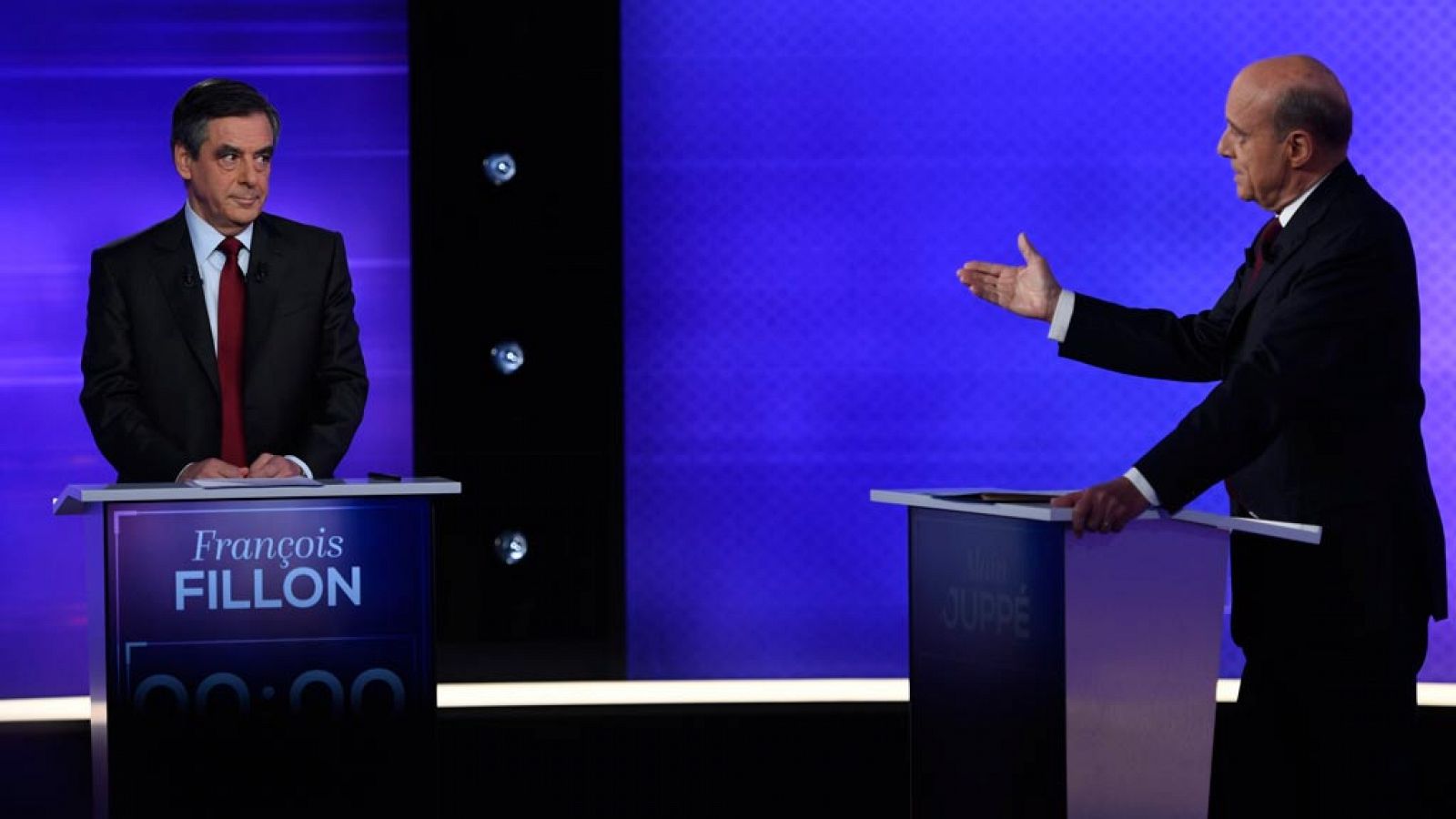 Los dos candidatos de la centro-derecha francesa, François Fillon y Alain Juppé, durante el debate de este jueves