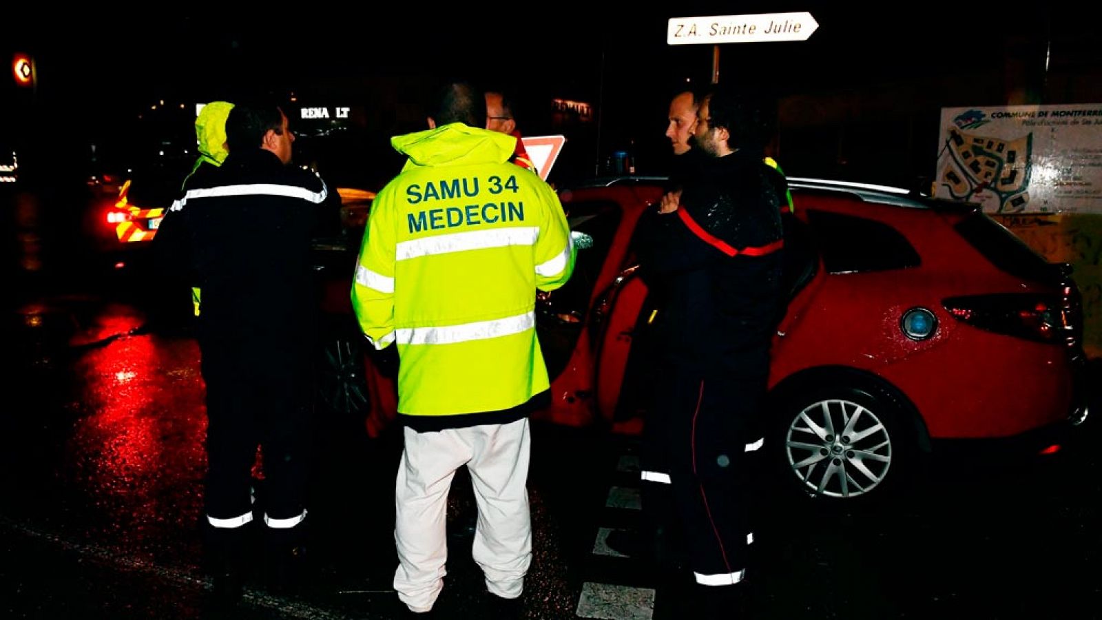 Bomberos y cuerpos de seguridad trabajan junto al asilo de monjes atacado este jueves en Montferrier-sur-Lez