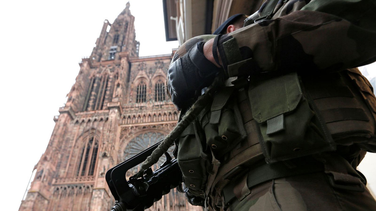 Un soldado francés monta guardia cerca de la catedral de Estrasburgo (Francia).