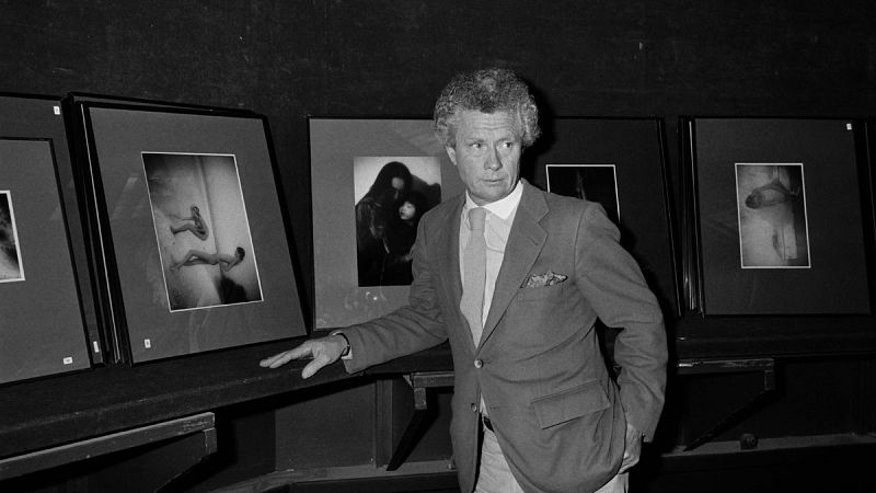 Imagen de archivo del fotógrafo David Hamilton posando en noviembre de 1983 con algunos de sus trabajos en una casa subastas en París.