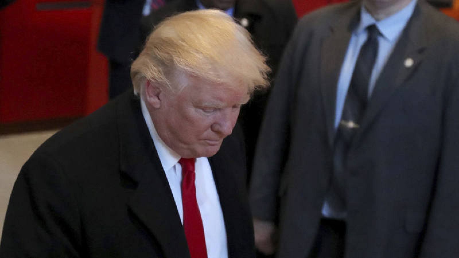 El presidente electo estadounidense, Donald Trump, abandonando su oficina tras una reunión en Nueva York el pasado 22 de noviembre de 2016. 