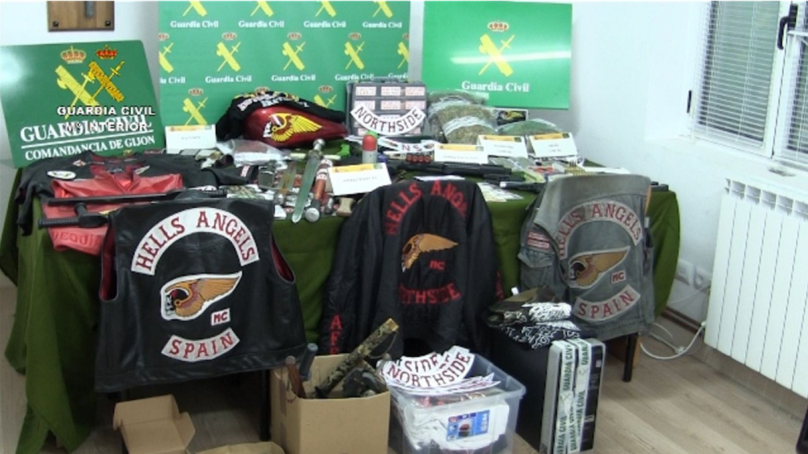 La Guardia Civil ha encontrado armas, cartuchos, drogas y material para instalar plantaciones de marihuana en cuatro provincias españolas.
