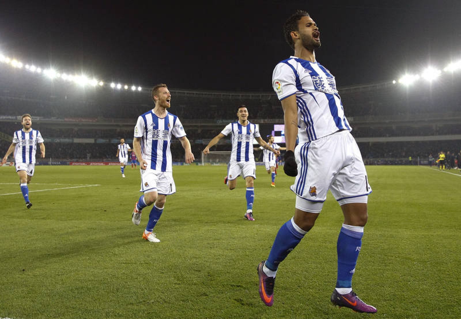 Willian José Da Silva (d) celebra el gol marcado ante el FC Barcelona.