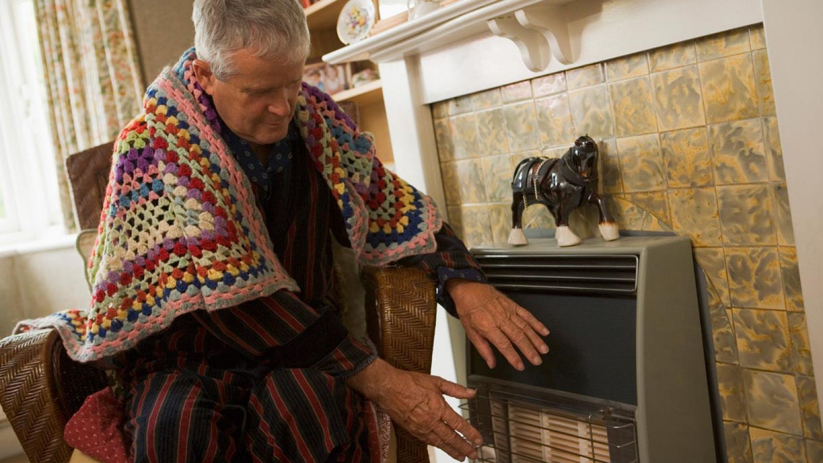 Imagen de un anciano en una vivienda de Barcelona