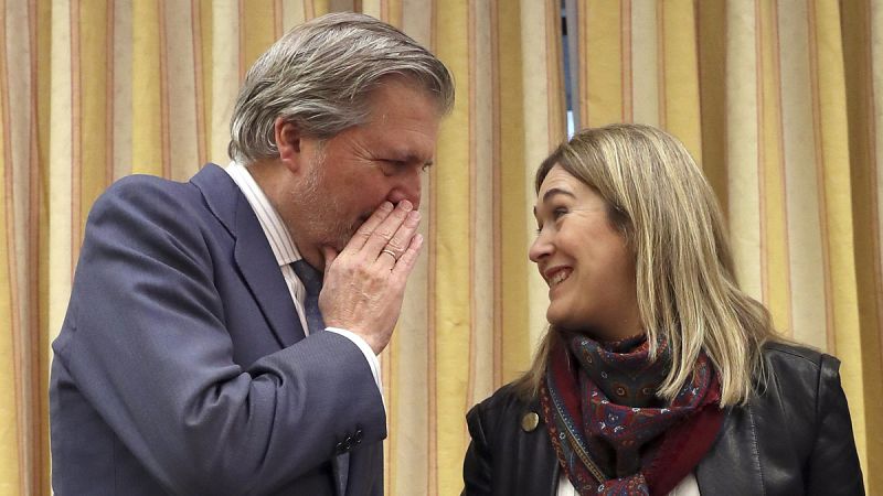 El ministro de Educación, Cultura y Deporte, Íñigo Méndez de Vigo, conversa con la presidenta de la Comisión de Cultura, Marta Rivera.