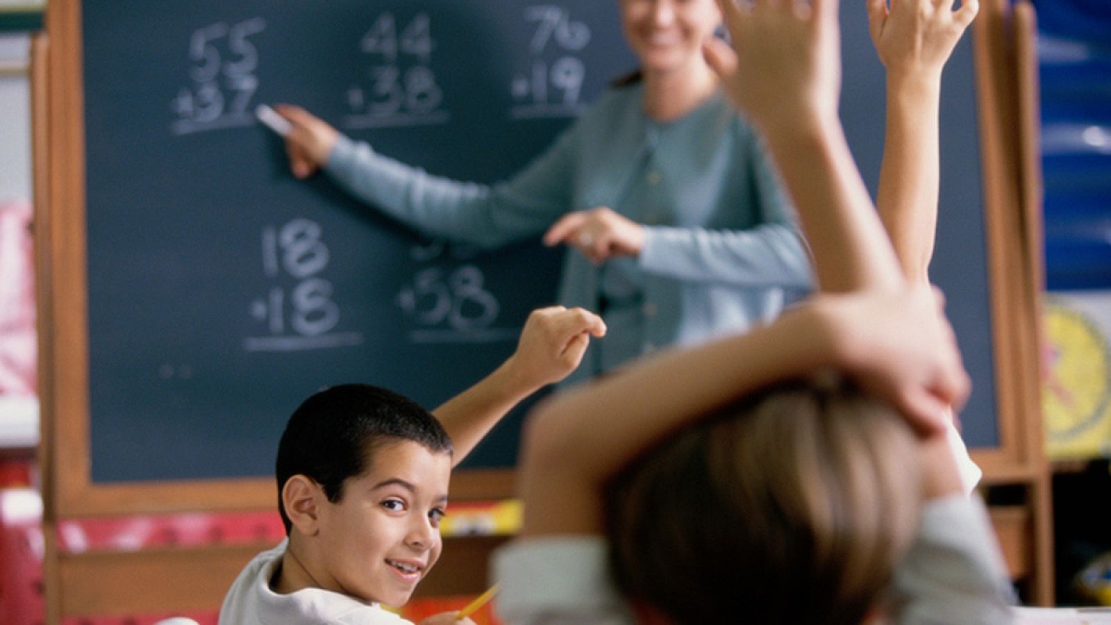 Niños levantan la mano en una clase de Matemáticas