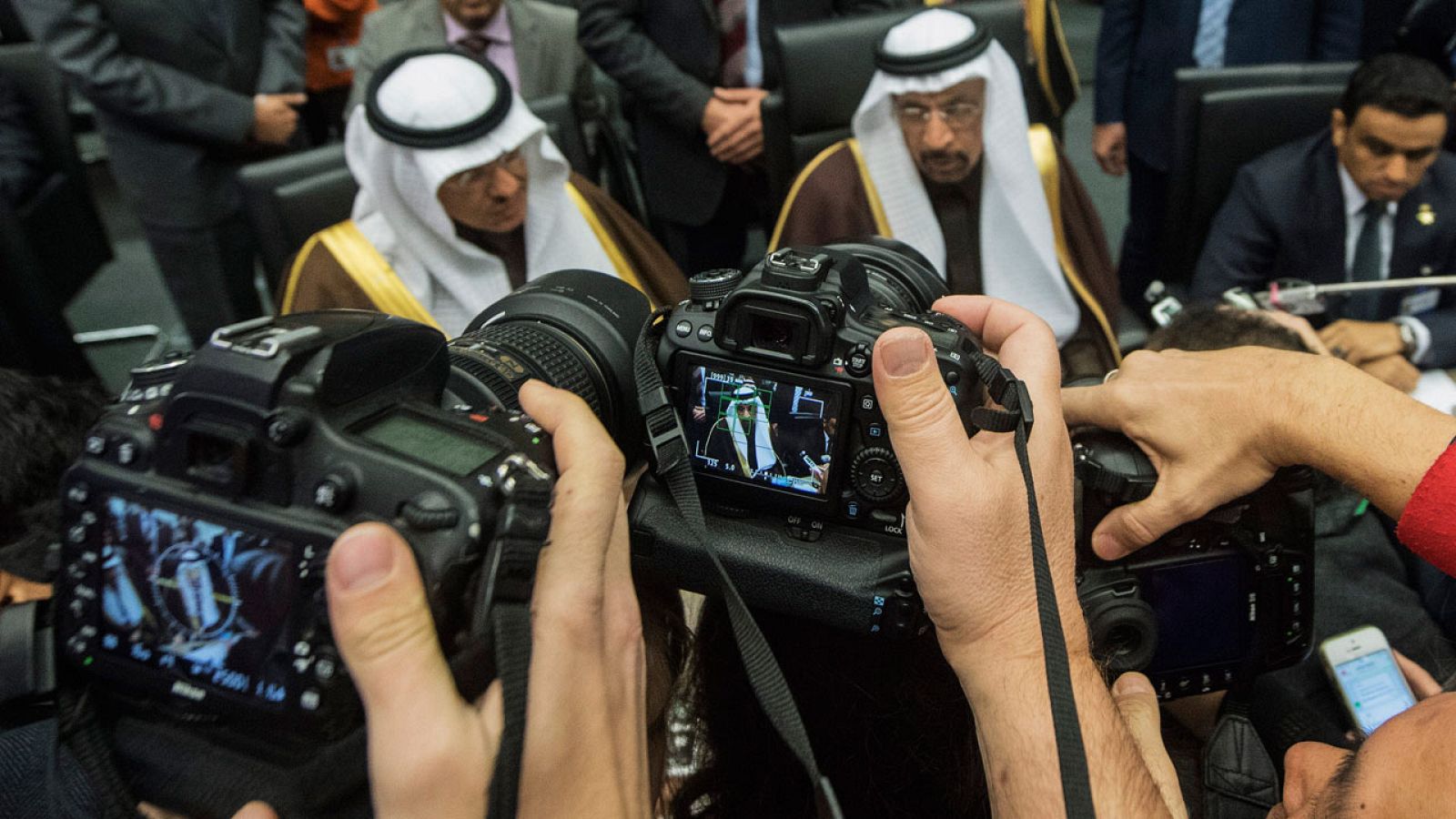 El ministro de Petróleo de Arabia Saudí, Jalid Al-Falih (c), en la reunión de la OPEP en Viena