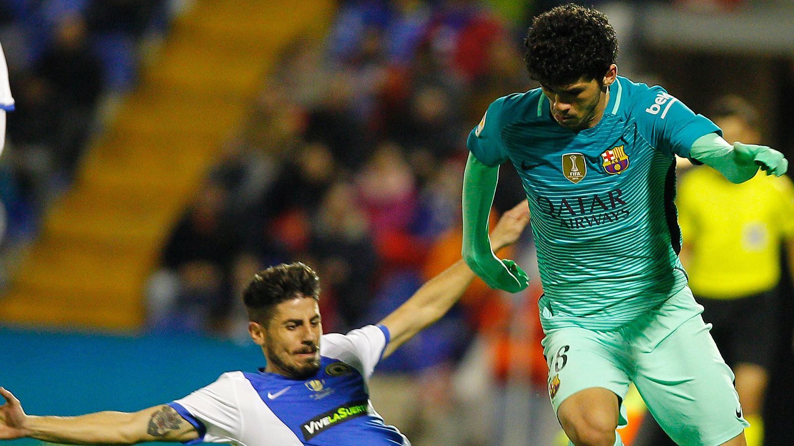 Aleñá (derecha), del Barcelona, pugna con Espinosa, del Hércules