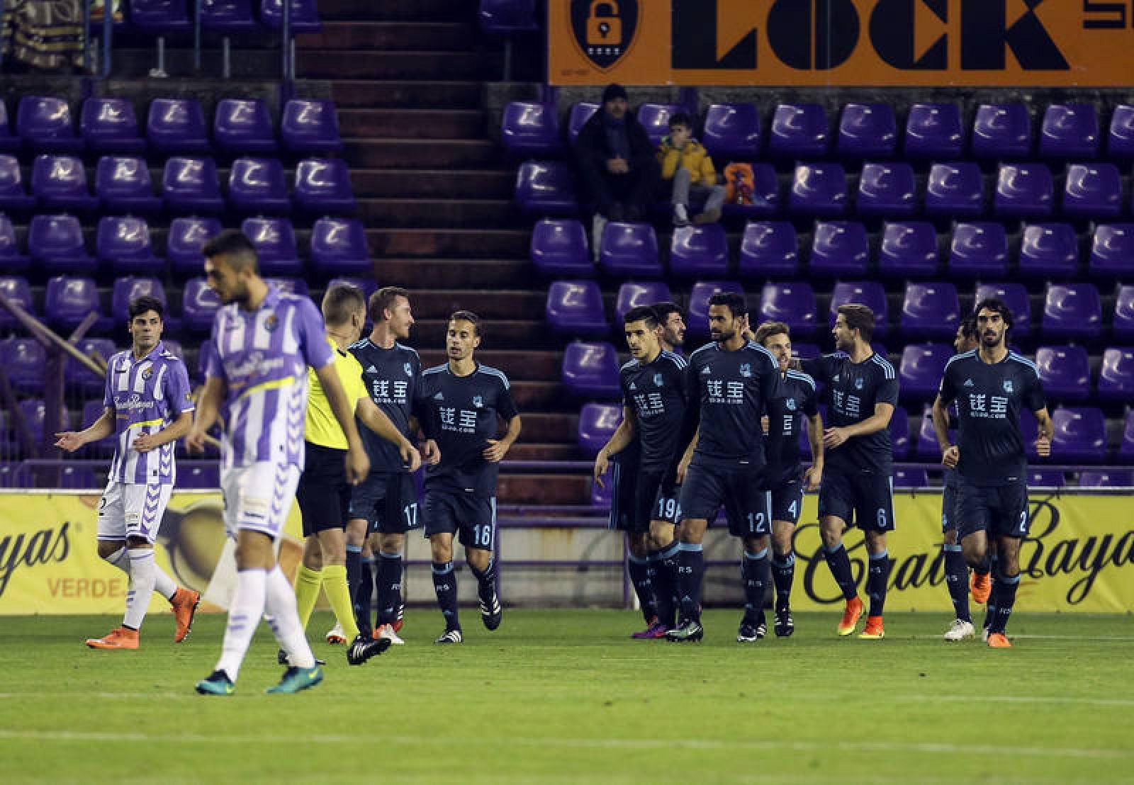 Los jugadores de la Real celebran un gol en Zorrilla