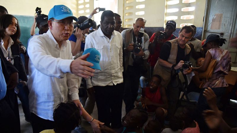 El secretario general de la organización, Ban Ki-moon, el pasado 15 de octubre visitando un colegio en Les Cayes, Haiti.