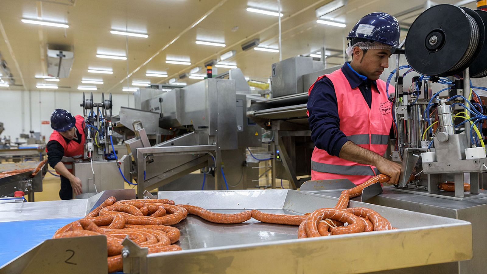 Imagen de archivo de trabajadores en una empresa cárnica