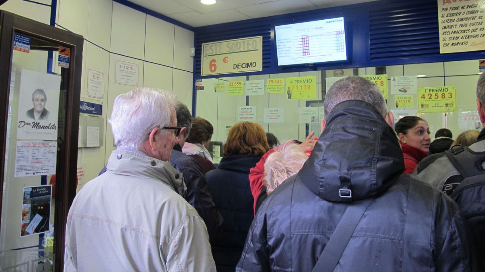 Colas en la administración de Lotería de Doña Manolita en Madrid