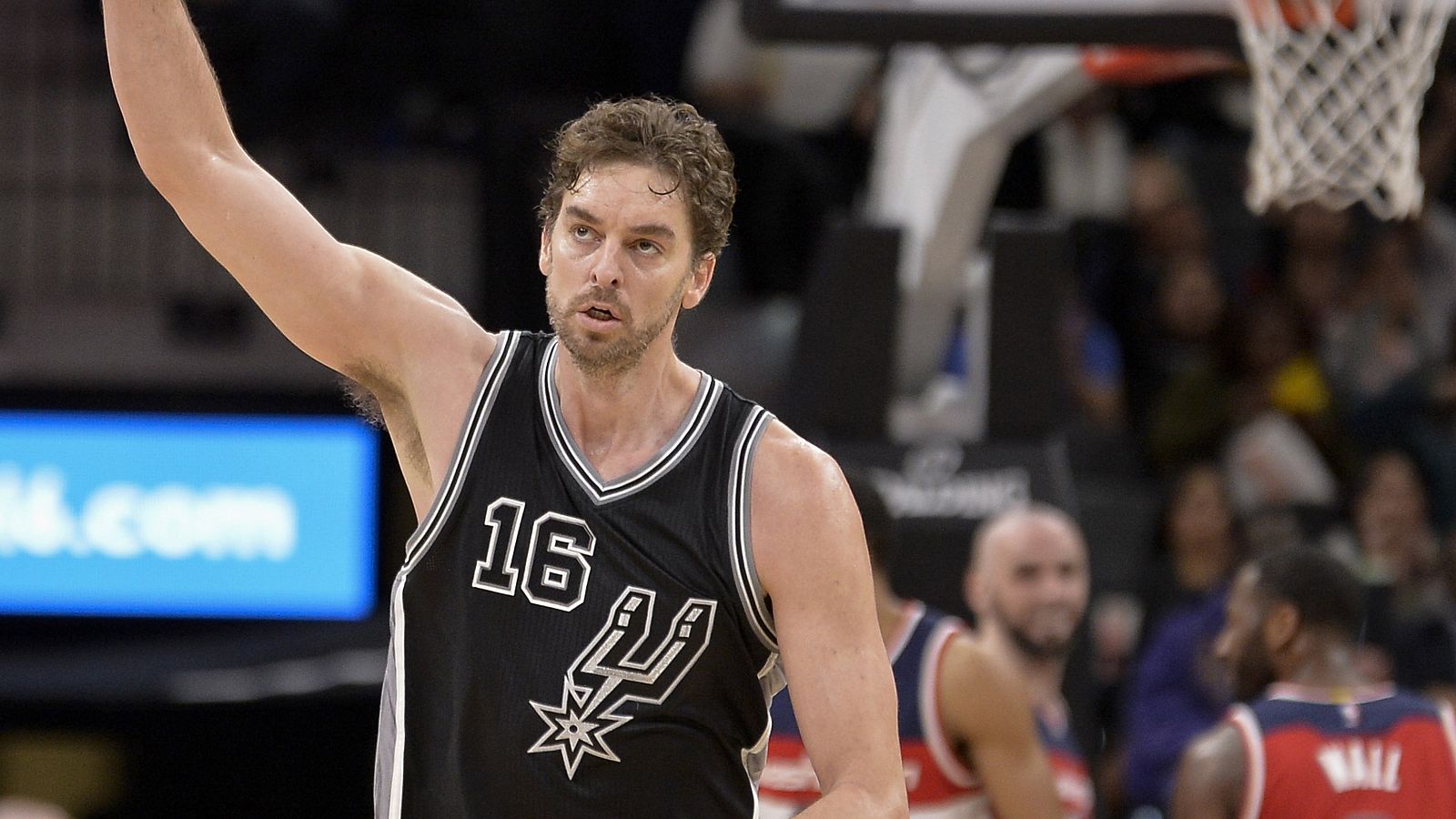 Pau Gasol celebra una canasta ante Washington