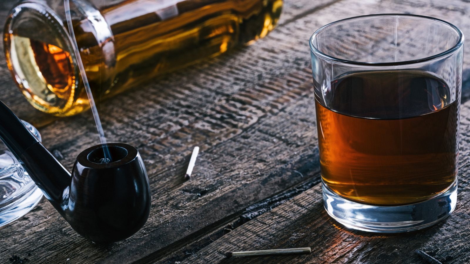 Whisky and smoking pipe