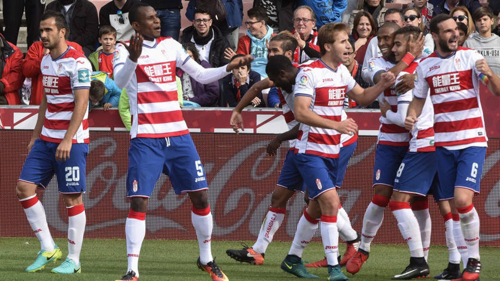 Lombán, del Granada, es felicitado por sus compañeros