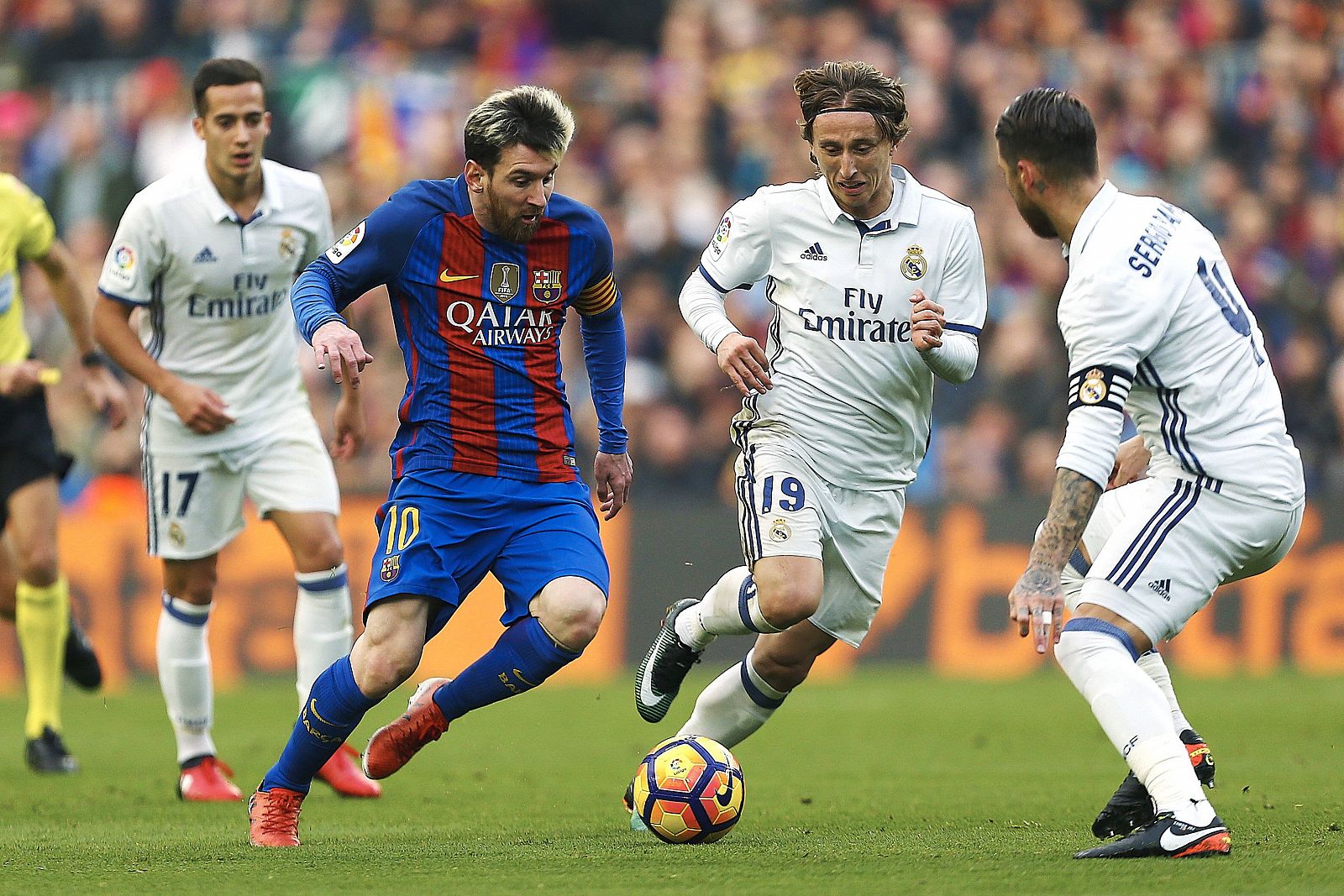 El delantero argentino del FC Barcelona Lionel Andrés Messi y el centrocampista croata del Real Madrid Luka Modric.