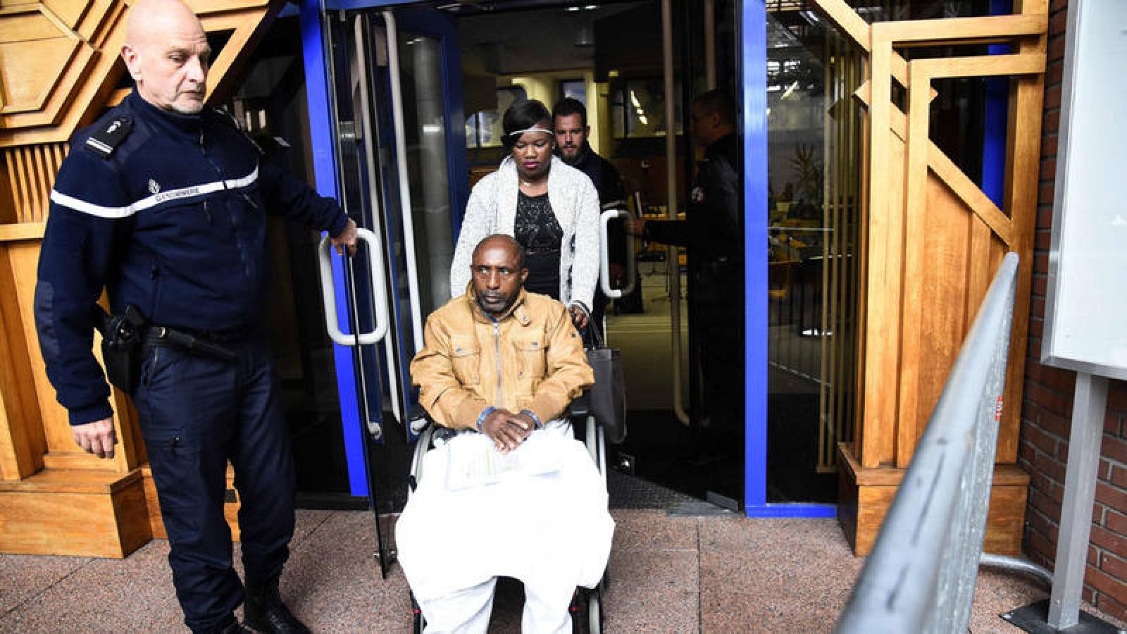 Imagen del pasado 25 de octubre en la que se ve al excapitán hutu Pascal Simbikangwa abandonando el juzgado en Bobigny (Francia). 