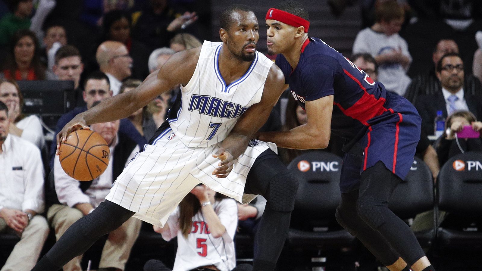 Serge Ibaka, defendido por Tobias Harris.