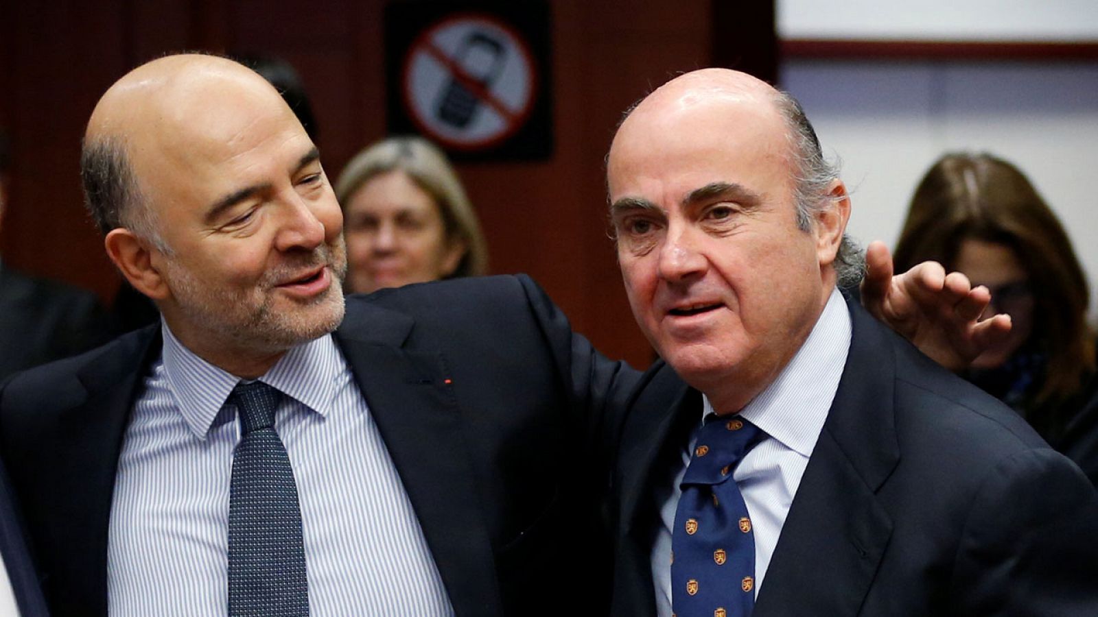 El comisario europeo de Asuntos Económicos y Financieros, Pierre Moscovici (i), y el ministro de Economía español, Luis de Guindos