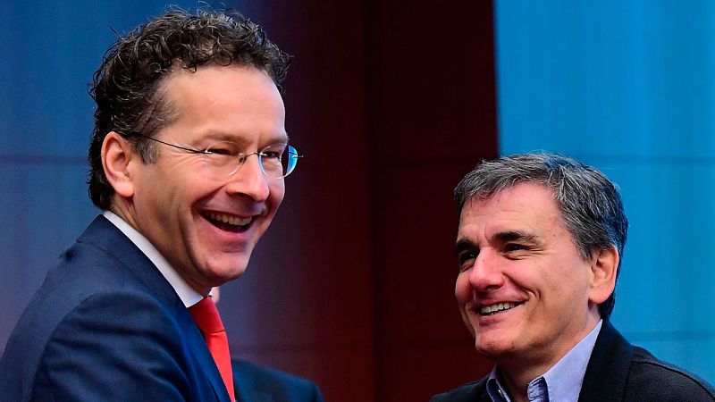 El presidente del Eurogrupo, Jeroen Dijsselbloem (L), y el ministro griego de Finanzas, Euclid Tsakalotos