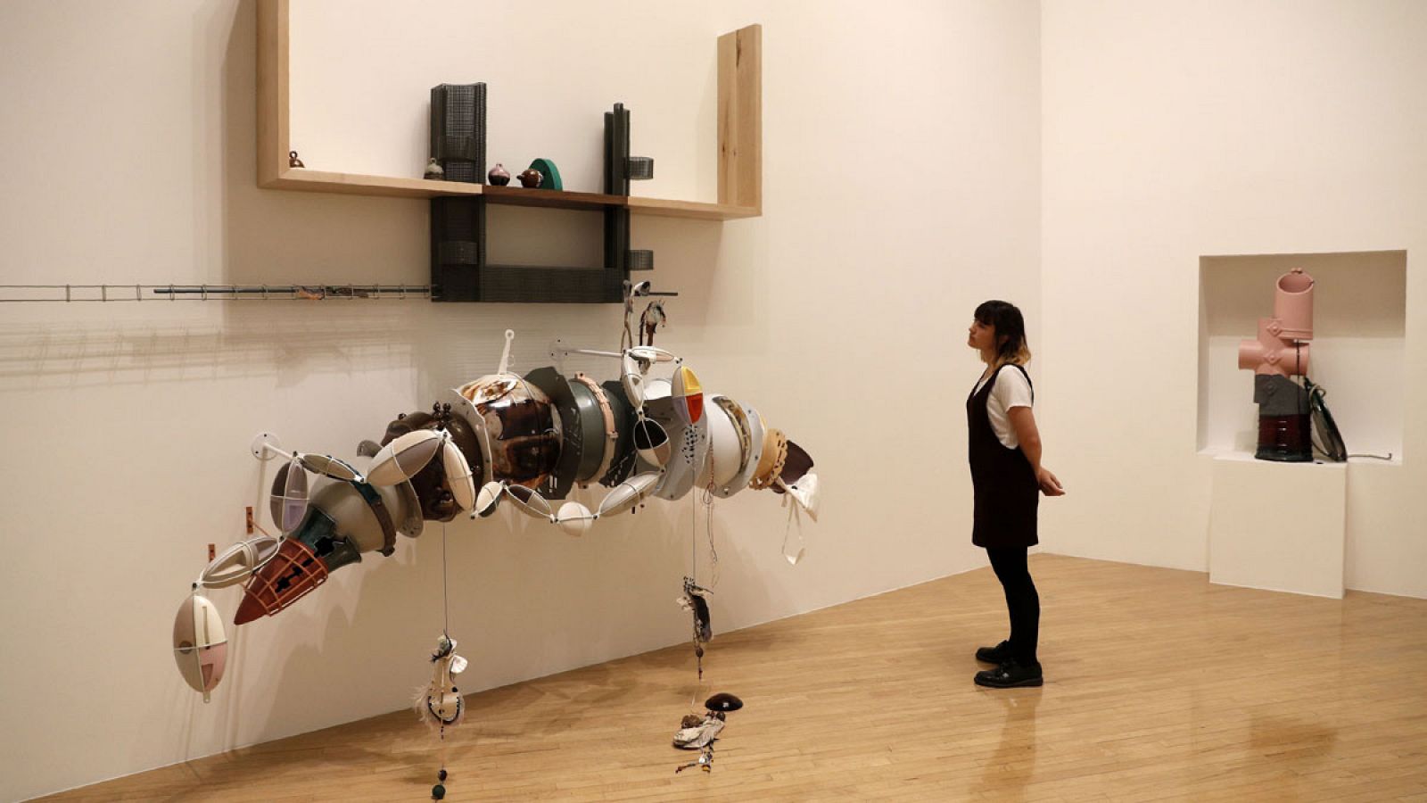 Una mujer observa una instalación de la artista Helen Marten en la galería Tate Britain en Londres