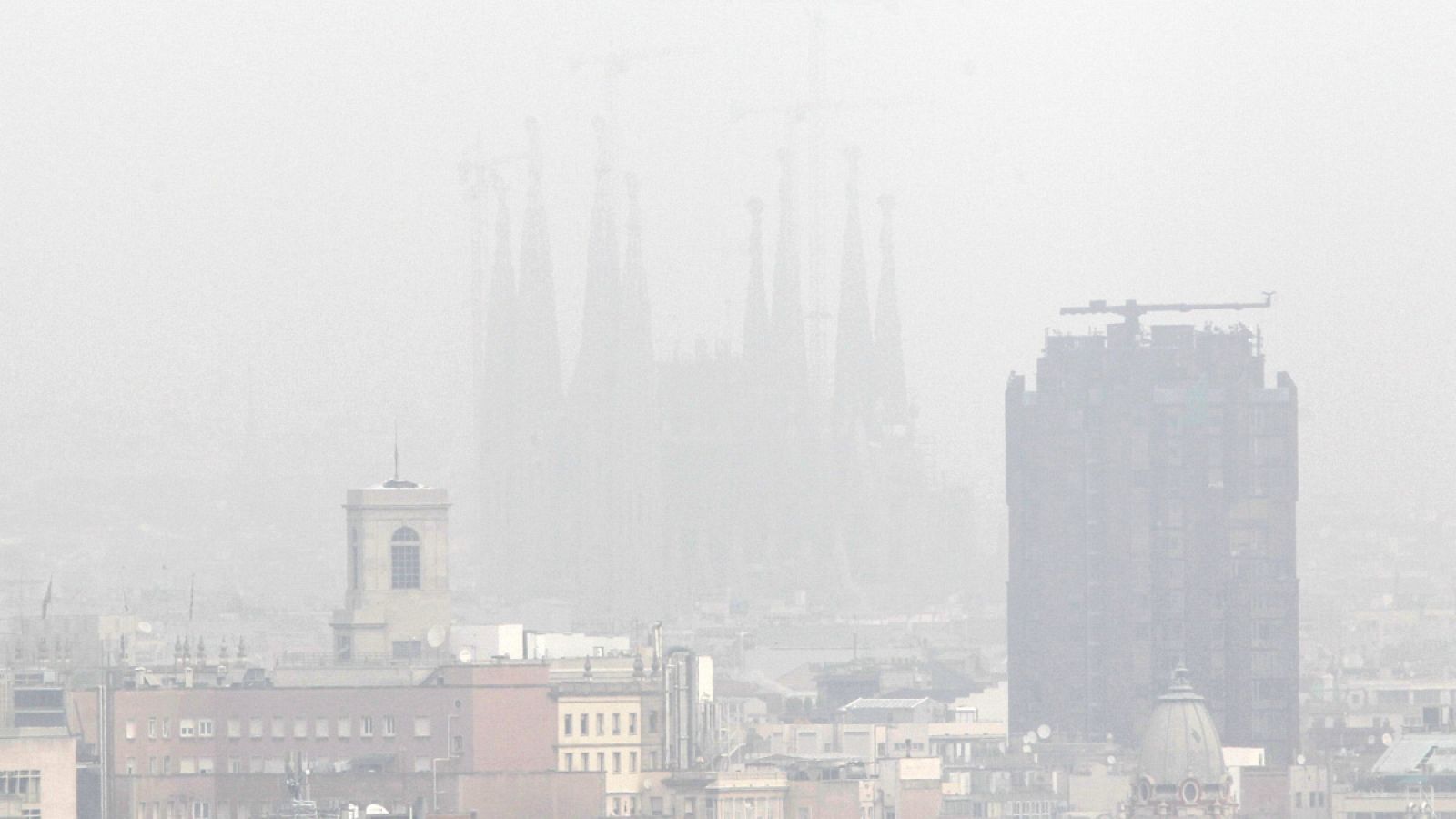 Imagen de la ciudad de Barcelona cubierta por la contaminación atmosférica.