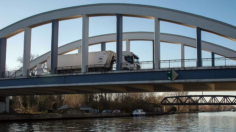 Un camión sobre un canal de mercancias en Francia
