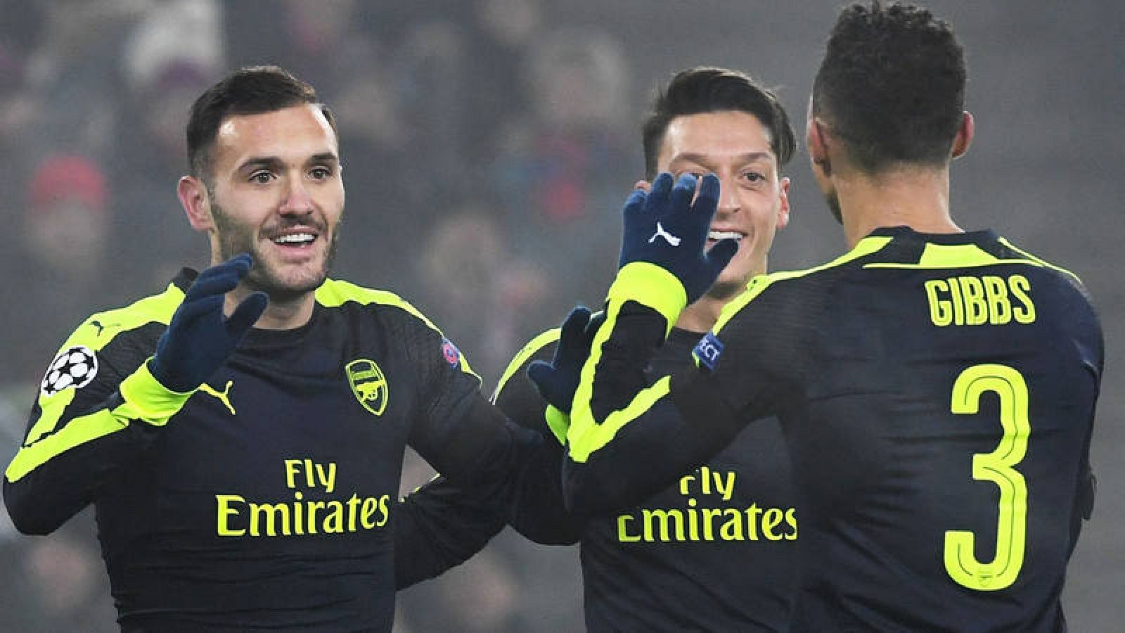 Lucas Pérez celebra uno de los goles del Arsenal con Özil y Gibbs
