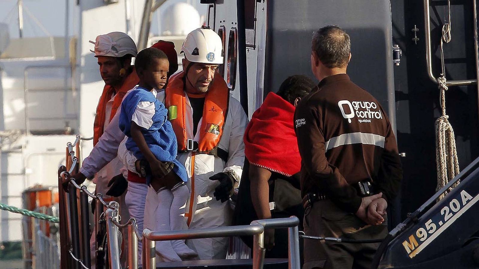 Llegada al puerto de Almería de los 64 inmigrantes, entre ellos once mujeres y dos niños de corta edad, rescatados por Salvamento Marítimo en las cercanías de la isla de Alborán, cuando viajaban en dos pateras