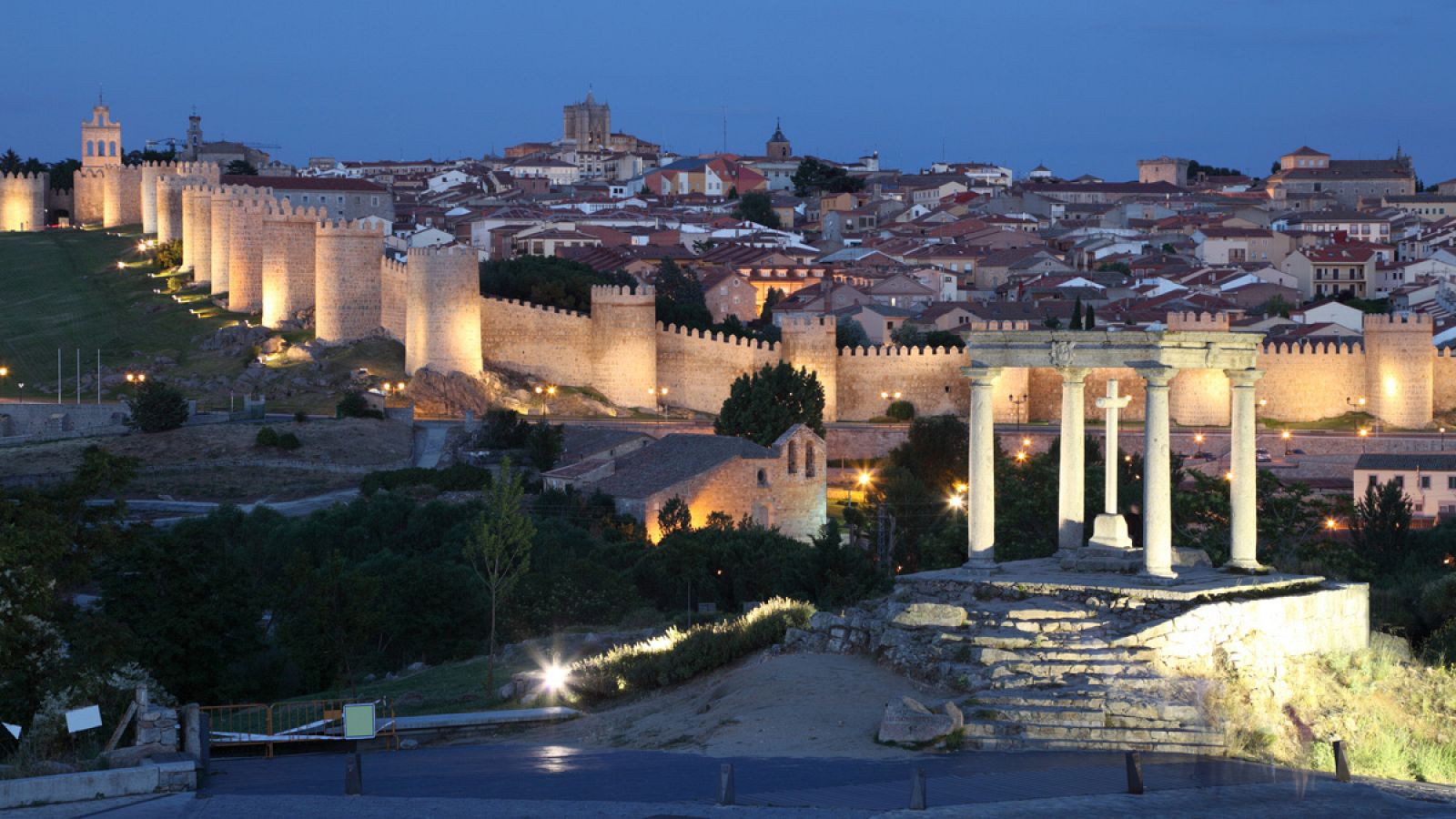 Imagen nocturna de la ciudad de Ávila, rodeada por la muralla.