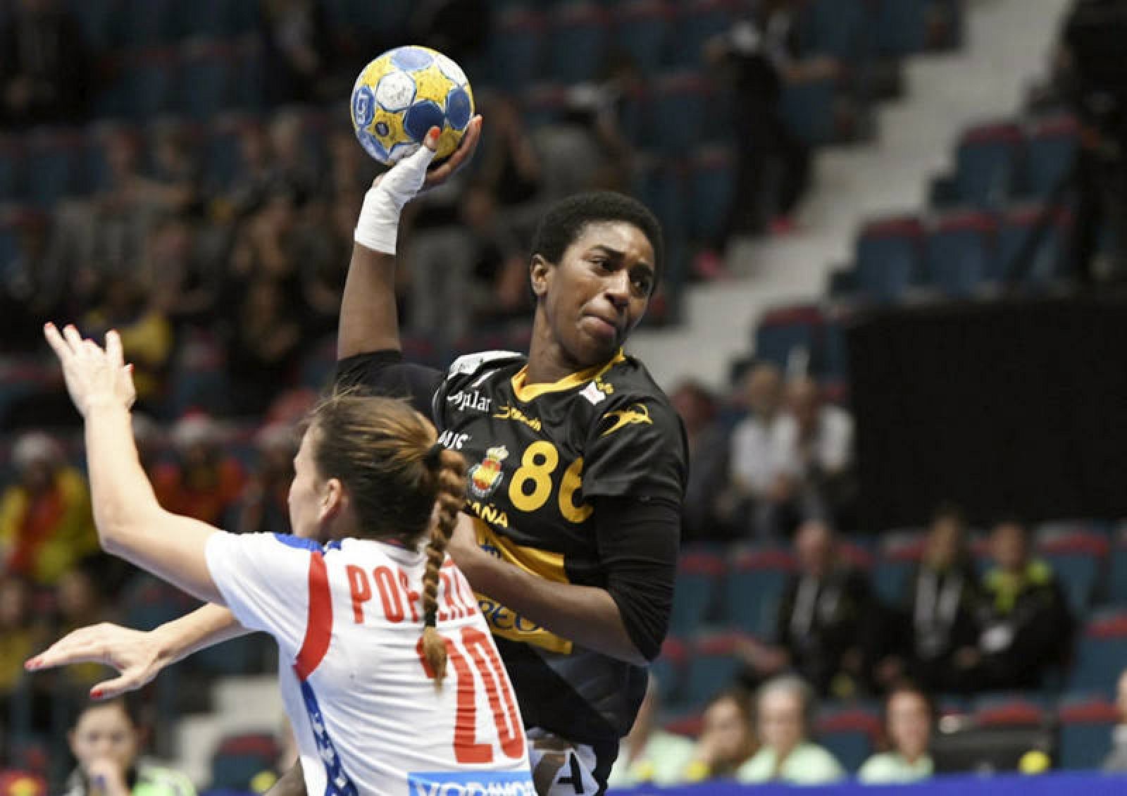 Alexandrina Cabral (d) disponiéndose a lanzar a puerta ante Pop-Lazic, de Serbia, durante el partido de la segunda jornada del grupo A del Europeo femenino de Suecia 2016.