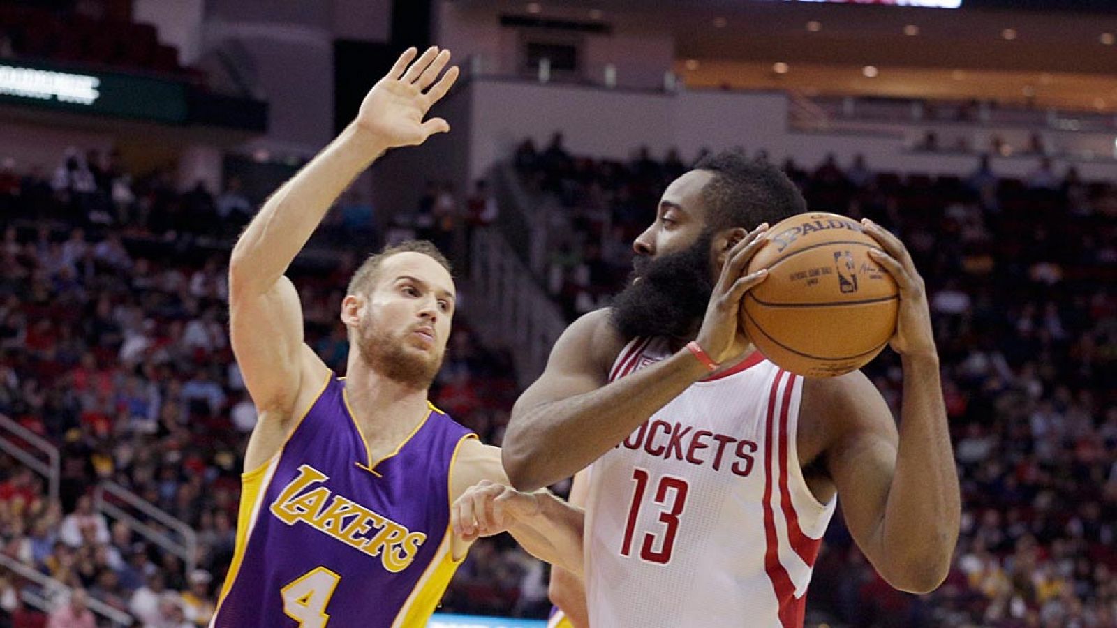 Marcelinho Huertas (Los Angeles Lakers) trata de defender a James Harden (Houston Rockets)