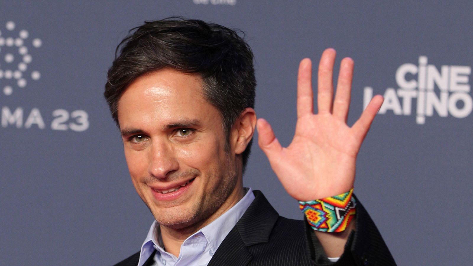 Gael García saluda en la Alfombra Roja de los Premios Fénix 2016.