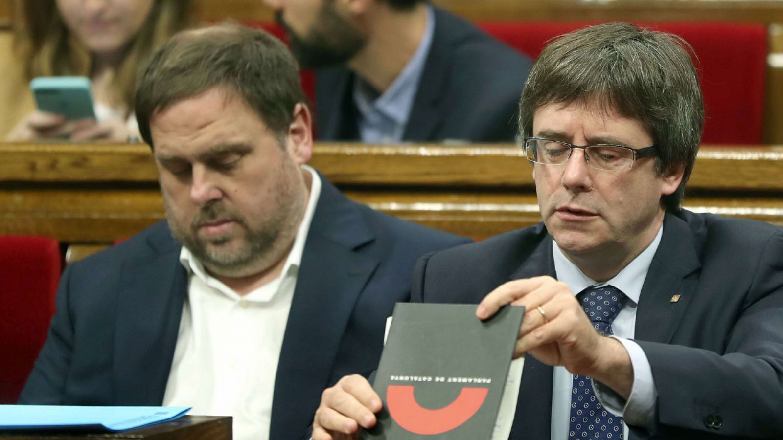 El presidente de la Generalitat, Carles Puigdemont (d), y el vicepresidente, Oriol Junqueras