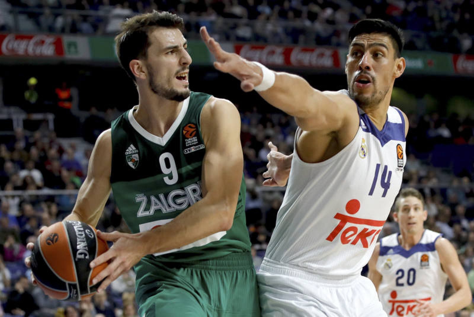 Gustavo Ayón (d) defiende al francés Leo Westermann, del Zalgiris Kaunas, durante el partido.