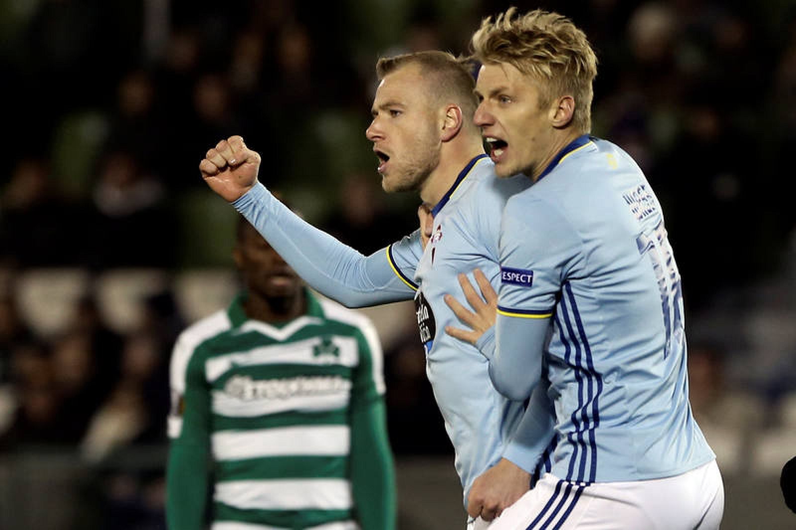 John Guidetti y Daniel Wass celebran el primer gol vigués en Atenas.