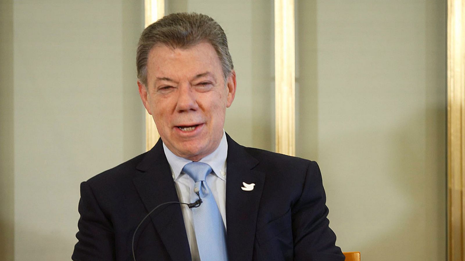 Juan Manuel Santos da una rueda de prensa en el Instituto Nobel de Oslo un día antes de recoger el premio.