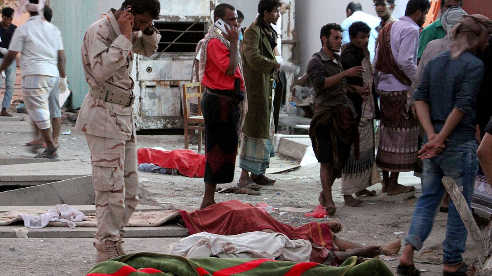 Mueren 36 soldados y policías yemeníes en un atentado terrorista en Adén