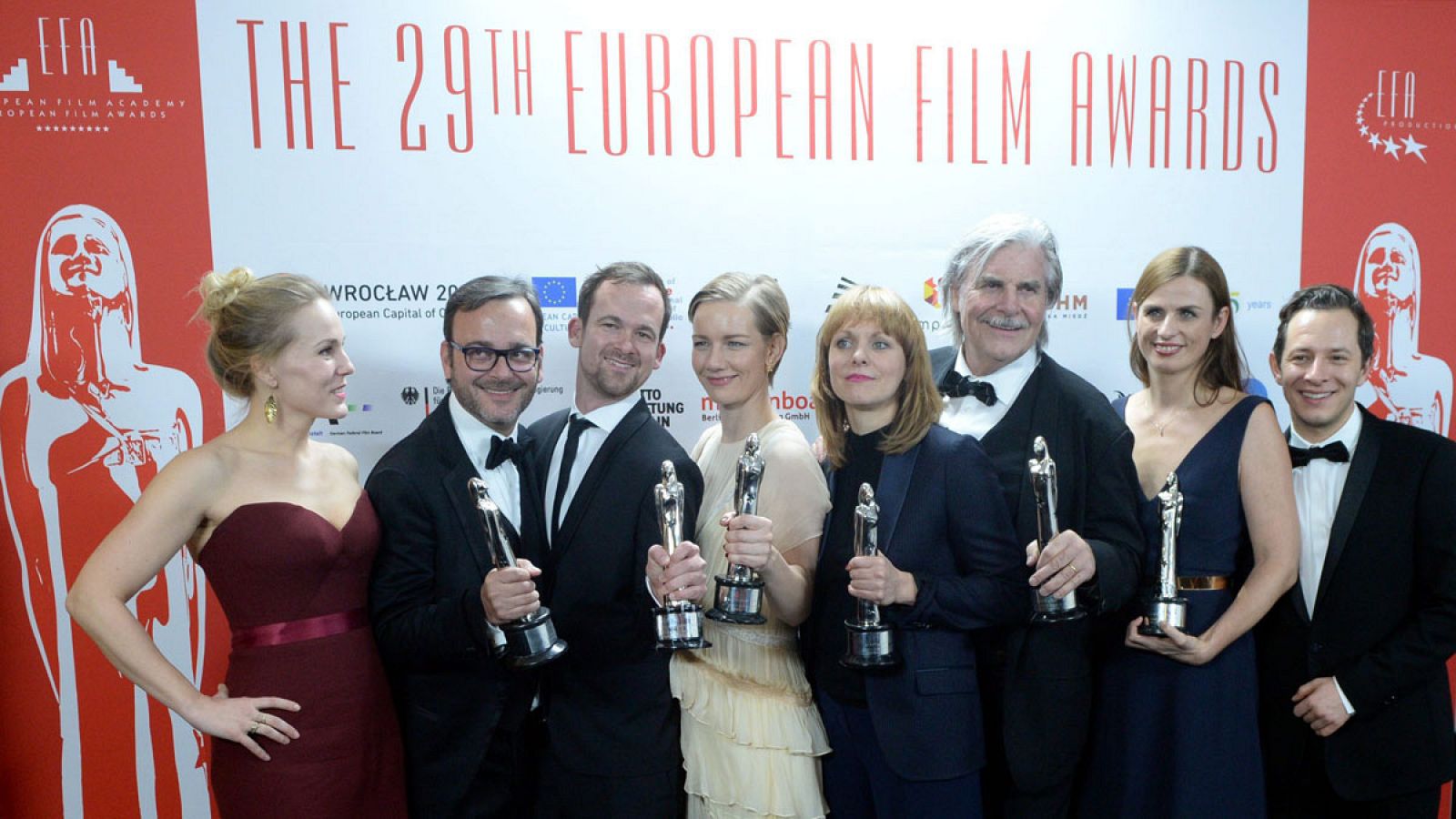 El equipo de la comedia alemana 'Toni Erdmann' que se ha alzado con el premio a mejor película, mejor director, mejor guion, mejor actor y mejor actriz.