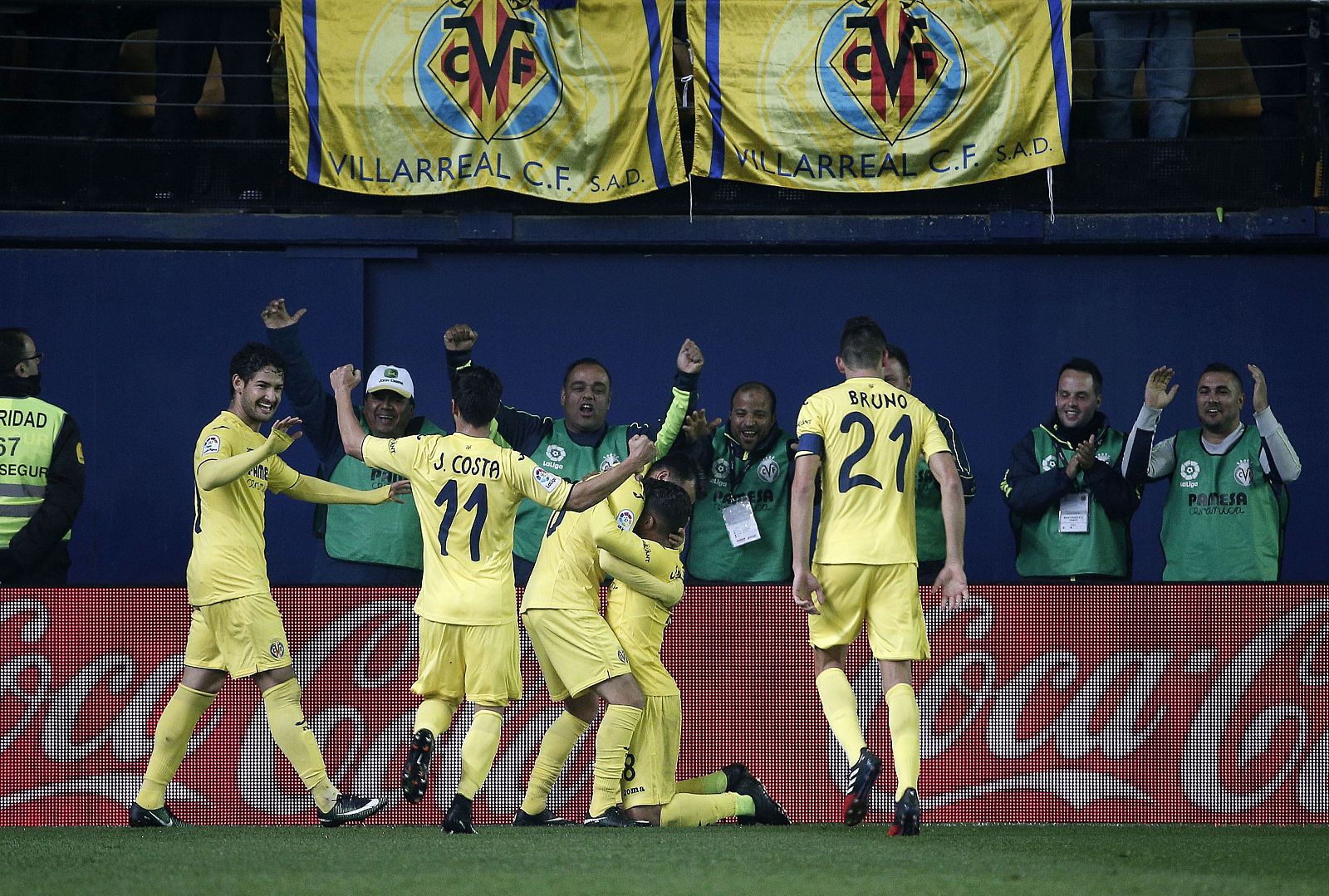 Los jugadores del Villarreal celebran el segundo gol del equipo.