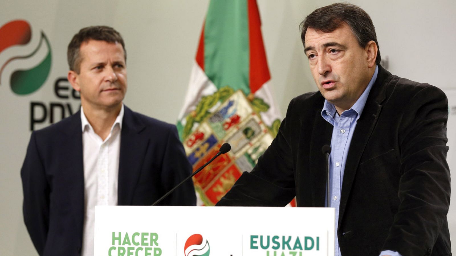 Los portavoces del Grupo Vasco en el Congreso y el Senado, Aitor Esteban (d) y Jokin Bildarratz, respectivamente, han comparecido hoy en conferencia de prensa, en Bilbao, con motivo del Dí­a de la Constitución.