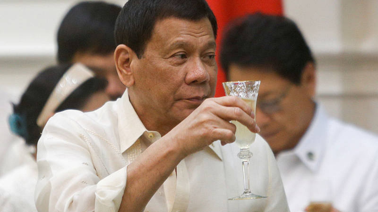  El presidente filipino, Rodrigo Duterte, brinda durante una ceremonia en Camboya este miércoles. 