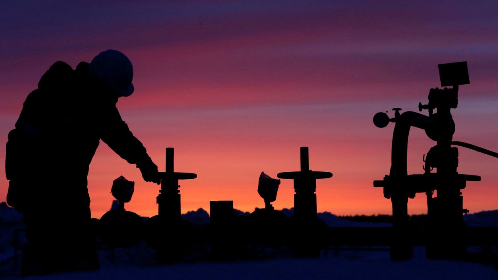 Un trabajador en una explotación de petróleo de Rusia