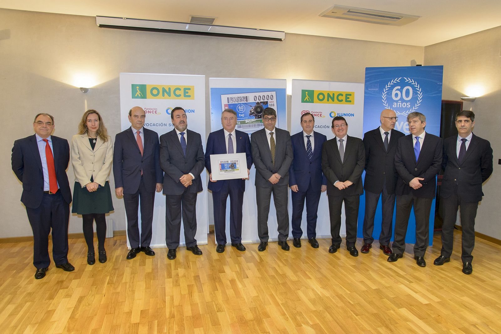 El presidente de la ONCE y de su Fundación, Miguel Carballeda, ha entregado una copia enmarcada del cupón al presidente de RTVE, José Antonio Sánchez