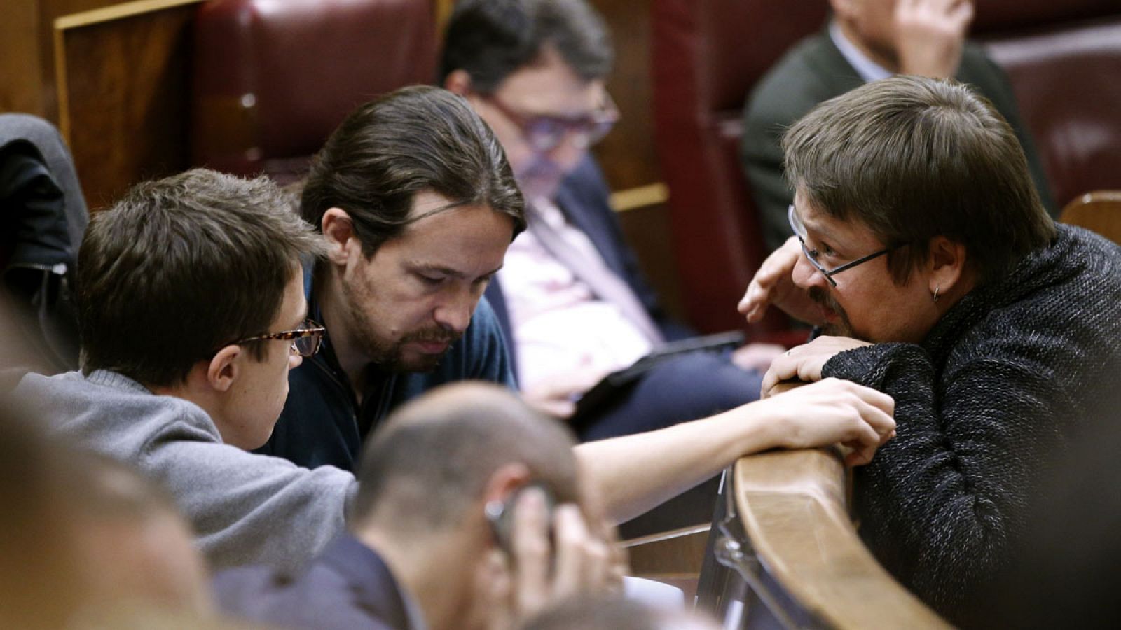 El portavoz de En Comú Podem en el Congreso, Xavier Domènech (d), conversa con el líder de Podemos, Pablo Iglesias (2i), y el portavoz parlamentario de la formación, Íñigo Errejón (i), durante un pleno del Congreso.