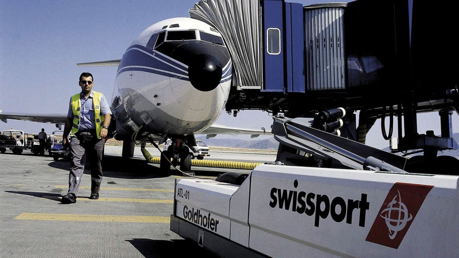Un empleado de Swissport en una imagen de archivo del aeropuerto de Zurich, en Suiza